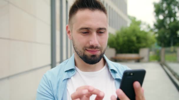 Hombre con barba usando un teléfono en la ciudad
 - Imágenes, Vídeo