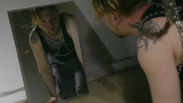 Mann in Ketten gefesselt in Spiegel geschaut - Filmmaterial, Video
