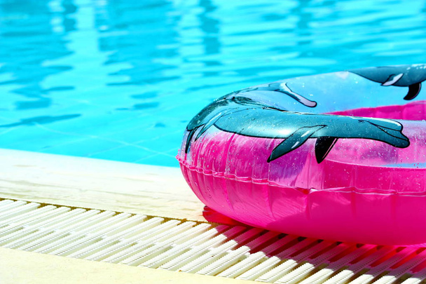 rosa aufblasbare runde Röhre im Schwimmbad - Foto, Bild