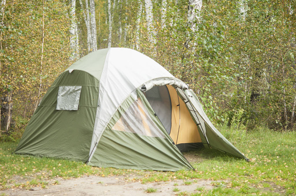 Tenda sullo sfondo di una foresta, campeggio, concetto di escursionismo
. - Foto, immagini