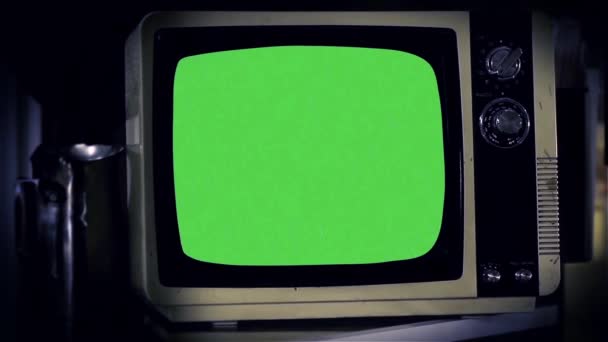 古いテレビ グリーン スクリーン。夜のトーン。インチすぐに緑色の画面を置き換える任意の映像や画像をズームします。キーイング (クロマキー) 効果でそれを行うことができます。フル Hd.  - 映像、動画