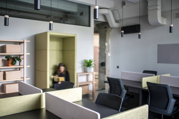 Elegante oficina en estilo loft con paredes grises
 - Foto, imagen