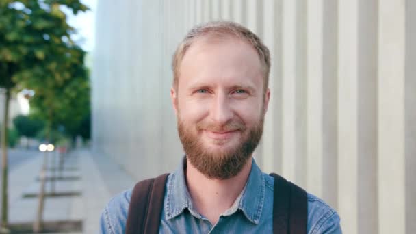 glücklich lächelnder rothaariger Mann mit Bart in der Stadt - Filmmaterial, Video