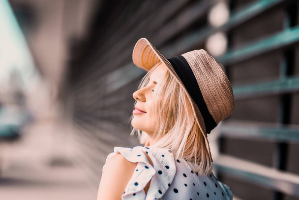 Portrait Beautiful young blonde girl in modern hat with full lips  posing and smiling on  the street lifestyle  on sunny day  - Fotoğraf, Görsel