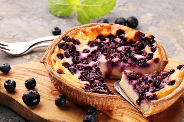 Blueberry pie or homemade cheesecake with blueberries. Delicous dessert blueberry tart. - Foto, imagen