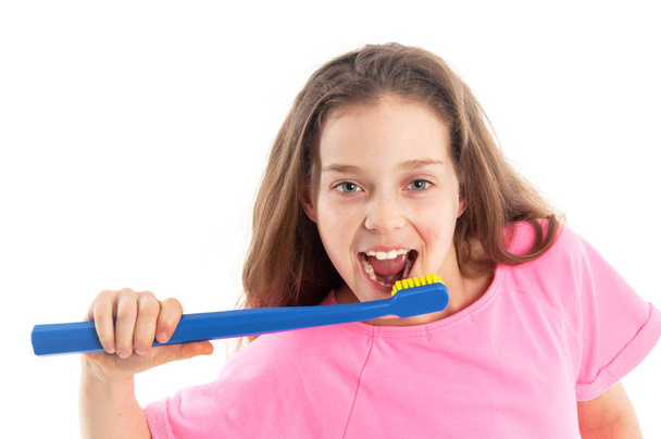 Happy little girl shows, how to brush your teeth - Foto, Imagen