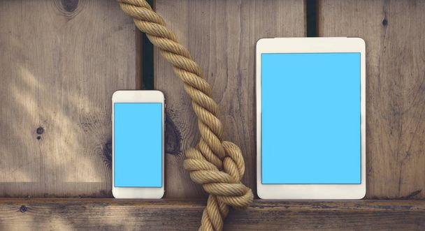 Vysmívat se smartphone a tablet pc s moře lano. - Fotografie, Obrázek