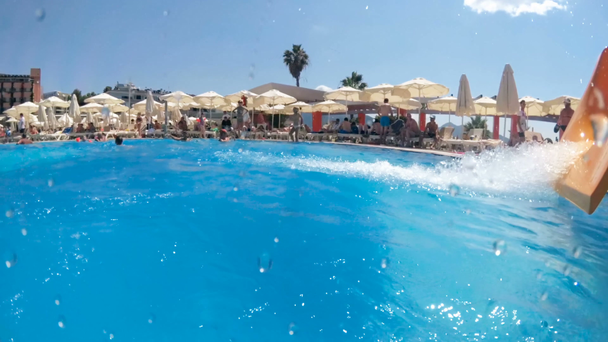 Повільний рух POV відео молодого чоловіка, який катається на водному слайді в аквапарку і падає під воду в басейні
 - Кадри, відео