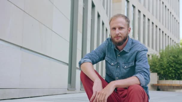 Homme avec barbe assis en ville
 - Séquence, vidéo
