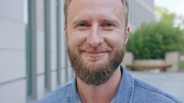 Ευτυχής χαμογελαστοί Κοκκινομάλλης άντρας με γένια στην πόλη - Πλάνα, βίντεο