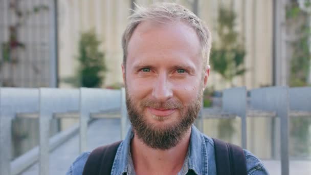 Ευτυχής χαμογελαστοί Κοκκινομάλλης άντρας με γένια στην πόλη - Πλάνα, βίντεο