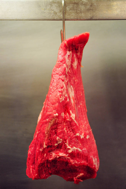 rozbiór mięsa surowego - Zdjęcie, obraz