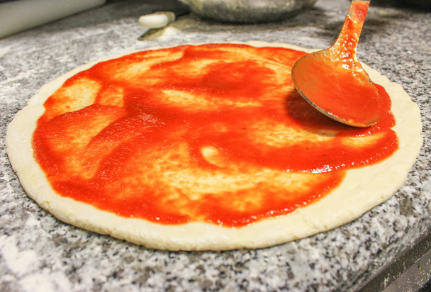 Šéfkuchař připravující čerstvé pizzy - Fotografie, Obrázek