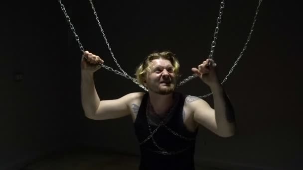 Mučen v zajetí v řetězech - Záběry, video
