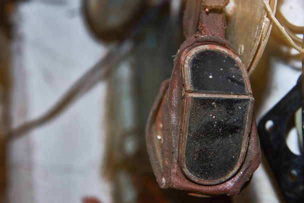 Старые защитные темные очки для газовой сварки
 - Фото, изображение