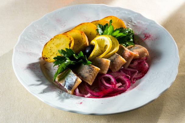 pommes de terre oignons poisson hareng
 - Photo, image