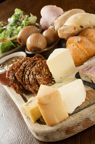 Almoço de lavrador de queijo misto
 - Foto, Imagem