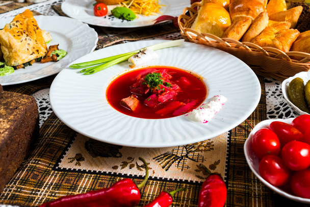 červený boršč s pampushkas, národní ukrajinské kuchyně - Fotografie, Obrázek
