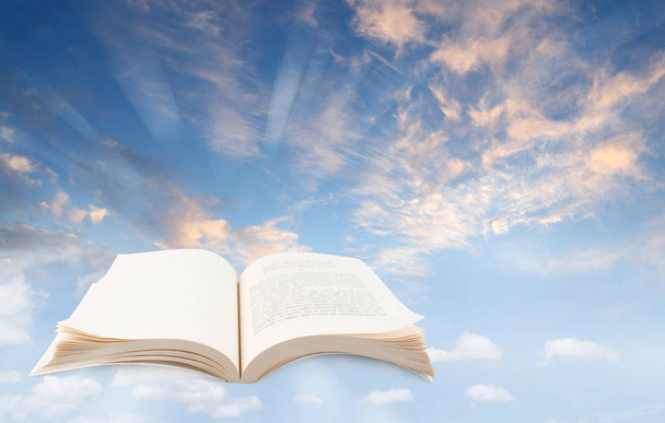 Open boek in blauwe hemel - Foto, afbeelding
