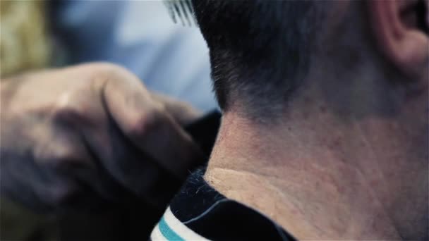 Salon fryzjerski cięcia z trymer włosy klienta człowieka. Szczelnie-do góry. - Materiał filmowy, wideo