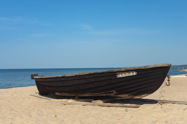 Velho barco de madeira na costa do mar Báltico na Letónia
 - Foto, Imagem