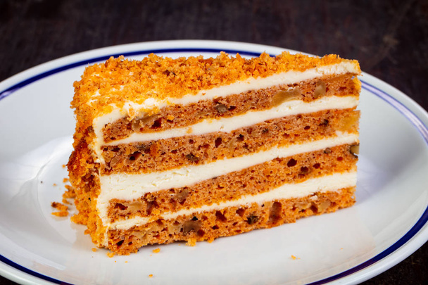 Сладкий морковный пирог в тарелке
 - Фото, изображение