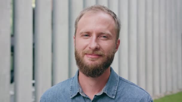 glücklich lächelnder rothaariger Mann mit Bart in der Stadt - Filmmaterial, Video