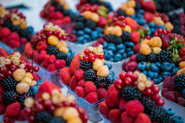 Frutta, bacche e verdure sul bancone del mercato di strada
. - Foto, immagini