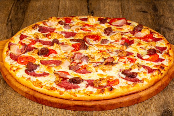 Pizza com salsichas e queijo
 - Foto, Imagem