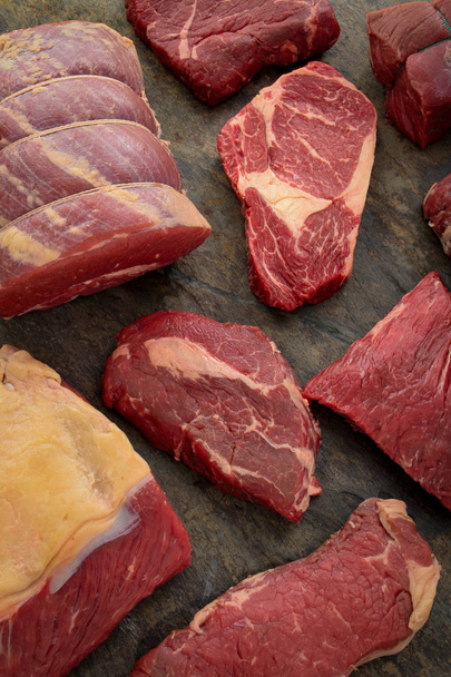Yaşlı sığır eti biftek masanın üstüne kesmek. - Fotoğraf, Görsel