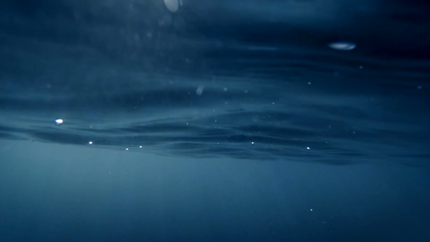 Mtoion video dalgalar deniz su altından yavaş ve ışık ışınları güneş - Video, Çekim