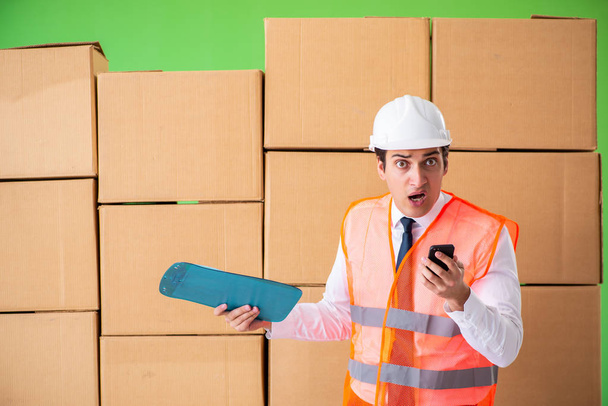 Hombre contratista trabajando en servicio de reubicación de entrega de cajas - Foto, Imagen