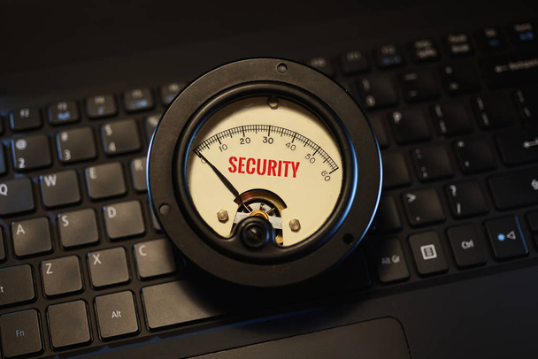 Винтажный счетчик, показывающий настройки кибербезопасности на клавиатуре компьютера
 - Фото, изображение