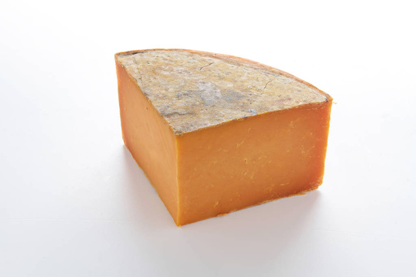 porción de queso aislada sobre fondo blanco
 - Foto, imagen