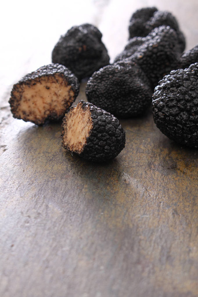 приготовление свежих черных трюфелей
 - Фото, изображение