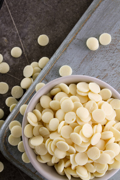Смачні білі кондитери шоколад
 - Фото, зображення