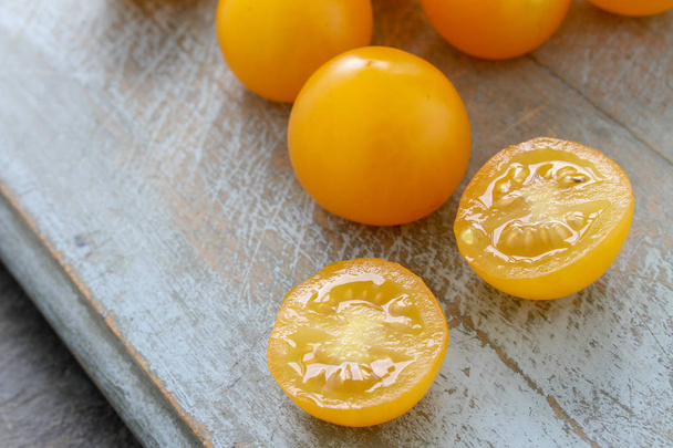 masanın üzerine sarı miras domates - Fotoğraf, Görsel
