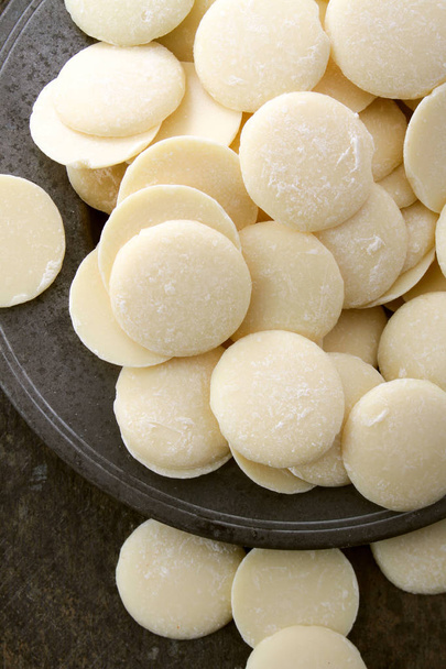 Смачні білі кондитери шоколад
 - Фото, зображення