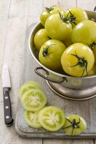 rijpe groene tomaten op tafel - Foto, afbeelding