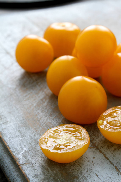 pomodori patrimonio giallo sul tavolo
 - Foto, immagini