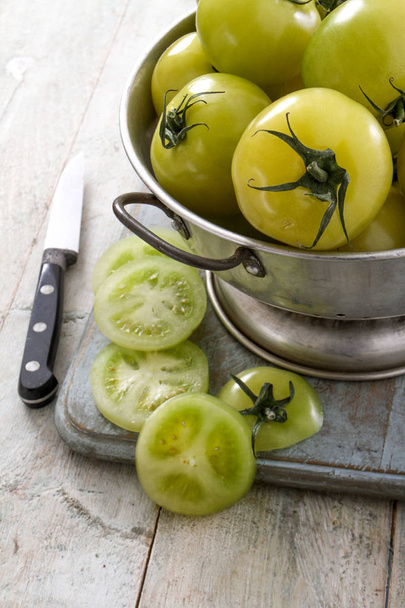 Tomates verdes maduros en la mesa
 - Foto, Imagen