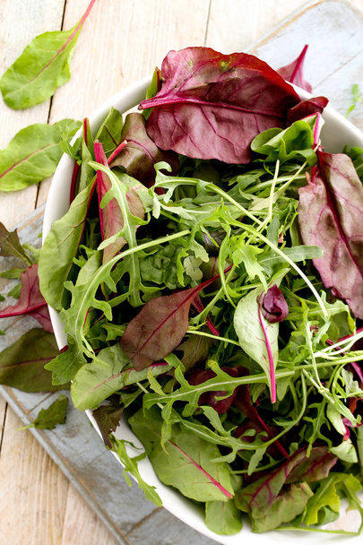 foglie di insalata fresche e gustose
 - Foto, immagini