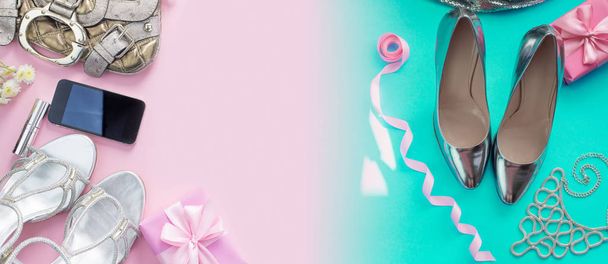 Banner Accesorios de moda moderna zapatos de mujer joven bolso teléfono gadget lápiz labial cosméticos ramo flores fondo rosa. Vista superior plano laico
 - Foto, imagen
