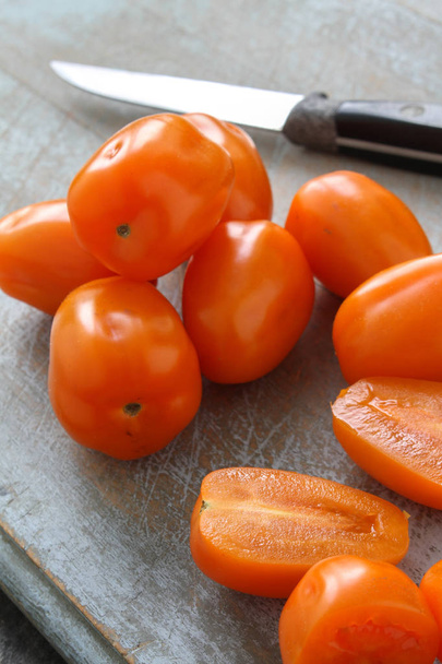 preparando saborosos tomates ameixa
  - Foto, Imagem