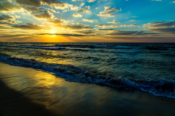 Ντουμπάι θάλασσα και παραλία, ηλιοβασίλεμα στην παραλία - Φωτογραφία, εικόνα