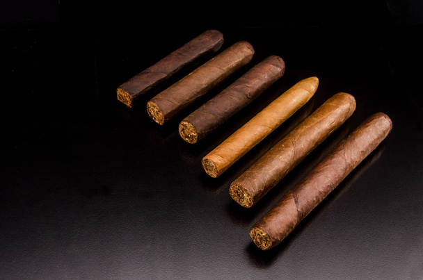 Tupakanlehdistä valmistettu käsityönä valmistettu sikari
 - Valokuva, kuva
