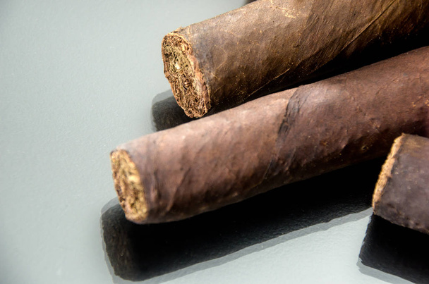Handgemaakte sigaar, bestaan uit tabak bladeren - Foto, afbeelding