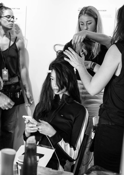 New York, Ny - 07 September 2018: Een model backstage voorbereidt voor de modeshow van Tory Burch voorjaar zomer 2019 tijdens New York Fashion Week - Foto, afbeelding