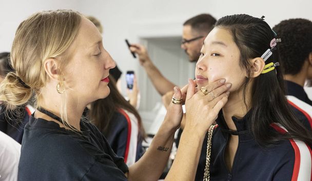 НЬЮ-ЙОРК, Нью-Йорк - 07 сентября 2018 года: Юн Ён Бэ готовится за кулисами к модному показу весны Тори Берч во время Недели Моды в Нью-Йорке
 - Фото, изображение