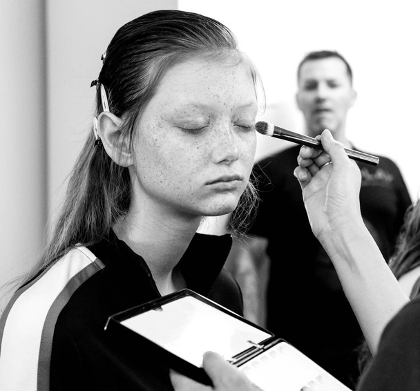 NEW YORK, NY - September 07, 2018: Sara Grace Wallerstedt prepares backstage for the Tory Burch Spring Summer 2019 fashion show during New York Fashion Week - Foto, imagen